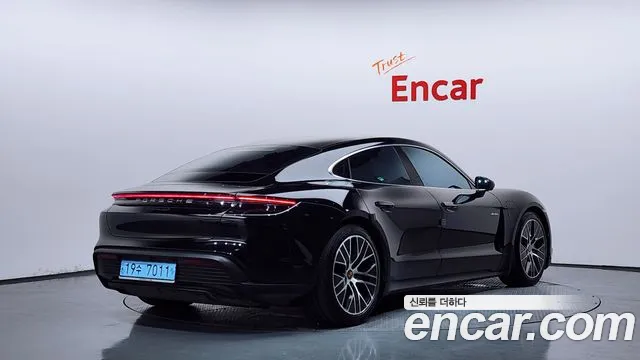 Porsche Taycan 2022 thumb 2