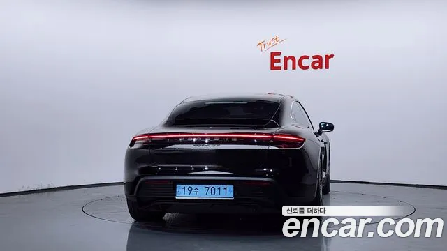 Porsche Taycan 2022 thumb 4