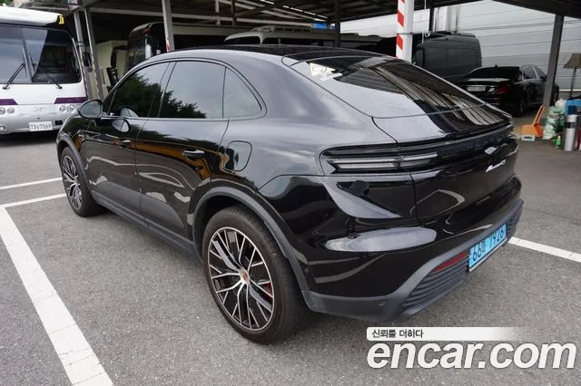 Porsche Macan 2025 thumb 2