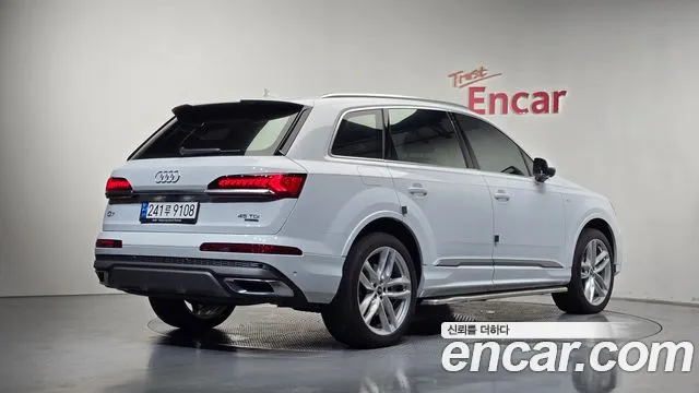 Audi Q7 2023 thumb 2
