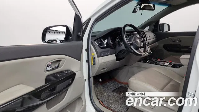 Kia Carnival 2016 thumb 10