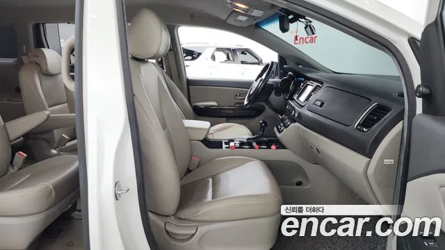 Kia Carnival 2016 thumb 11