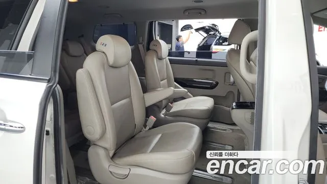 Kia Carnival 2016 thumb 12