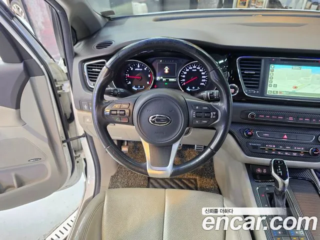 Kia Carnival 2015 thumb 10