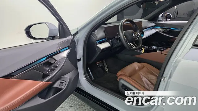BMW 5-Series 2024 thumb 9