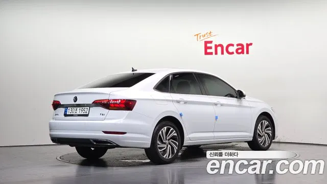 Volkswagen Jetta 2021 thumb 2