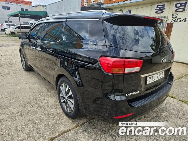 Kia Carnival 2017 thumb 4