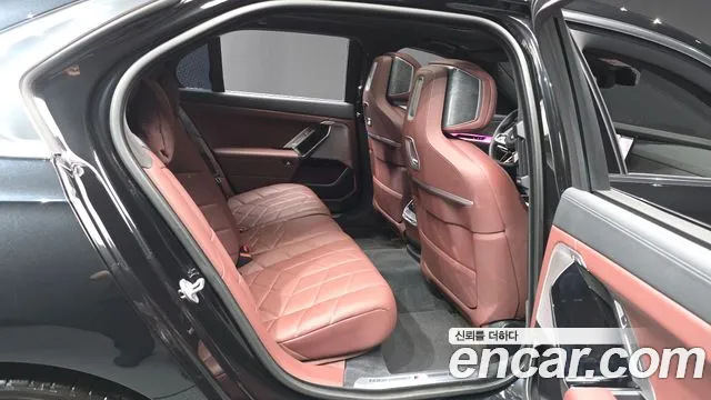 BMW 7-Series 2024 thumb 12