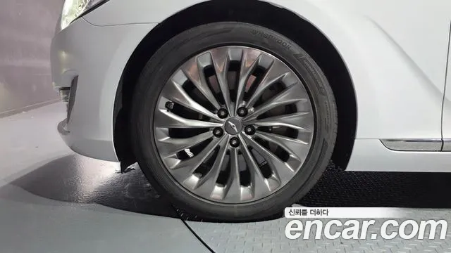 Genesis G90 2016 thumb 5