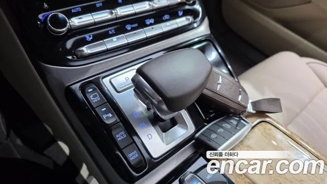 Genesis G90 2016 thumb 9