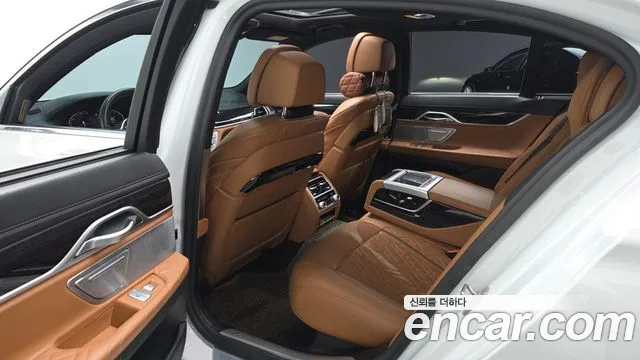 BMW 7-Series 2020 thumb 10