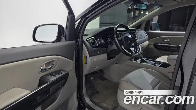 Kia Carnival 2017 thumb 10