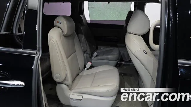 Kia Carnival 2017 thumb 12
