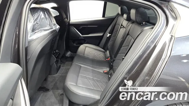 BMW 5-Series 2023 thumb 11