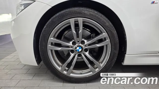 BMW 3-Series 2018 thumb 5