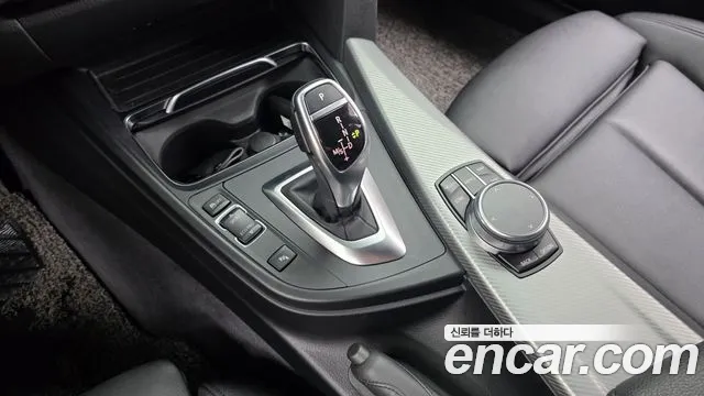BMW 3-Series 2018 thumb 9