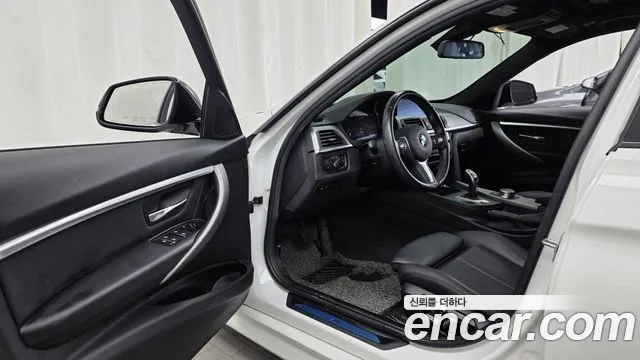BMW 3-Series 2018 thumb 10