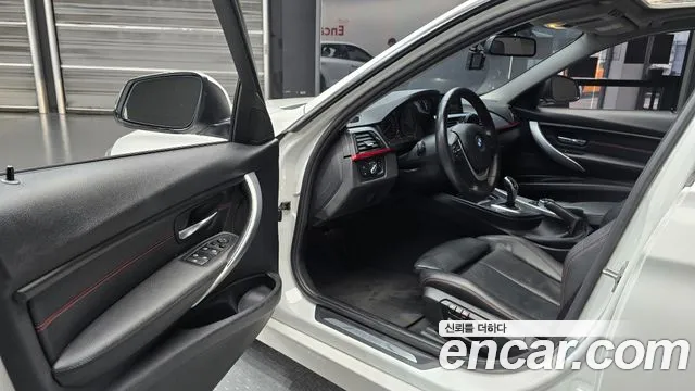BMW 3-Series 2015 thumb 10