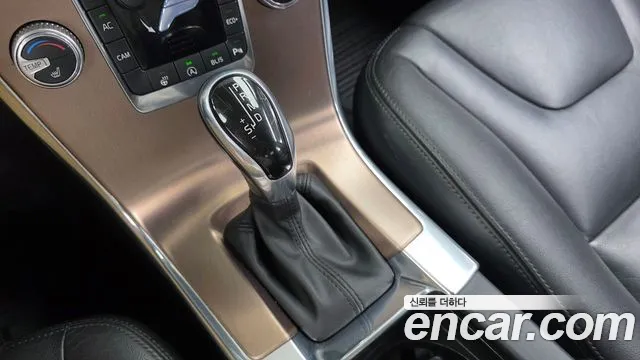 Volvo XC60 2016 thumb 9
