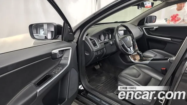 Volvo XC60 2016 thumb 10