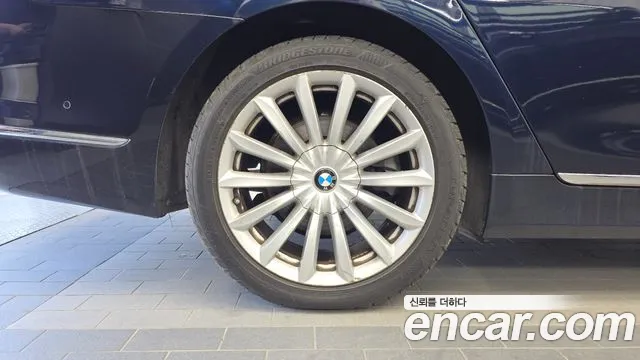 BMW 7-Series 2016 thumb 5