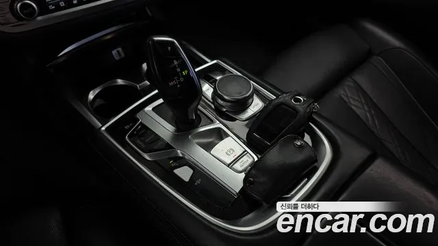 BMW 7-Series 2016 thumb 9