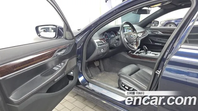 BMW 7-Series 2016 thumb 10
