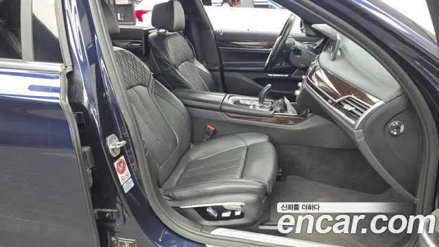 BMW 7-Series 2016 thumb 11