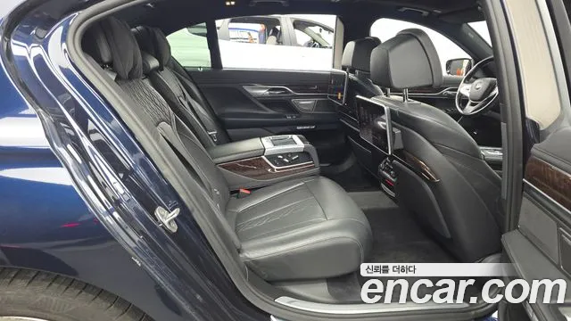 BMW 7-Series 2016 thumb 12