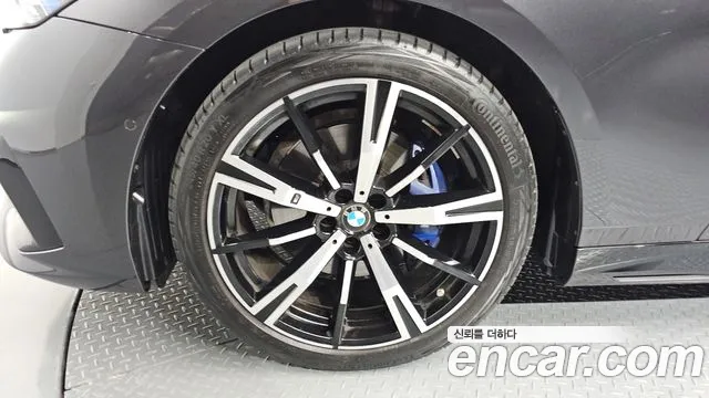 BMW 5-Series 2024 thumb 4