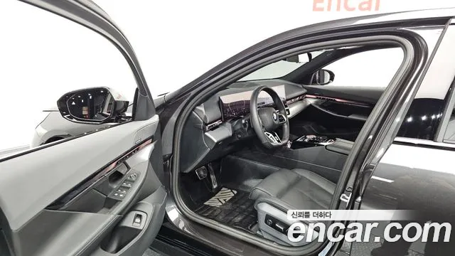 BMW 5-Series 2024 thumb 9
