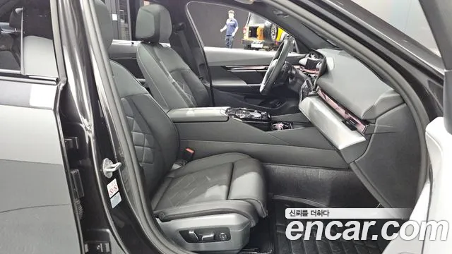 BMW 5-Series 2024 thumb 11