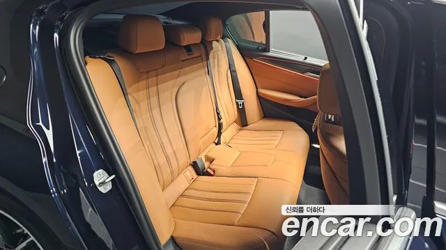 BMW 5-Series 2023 thumb 11