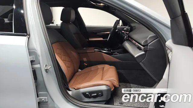 BMW 5-Series 2025 thumb 9