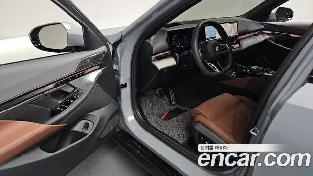 BMW 5-Series 2025 thumb 10