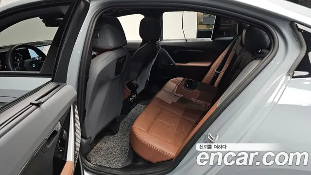 BMW 5-Series 2025 thumb 11