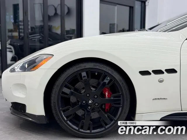 Maserati GranTurismo 2011 thumb 3