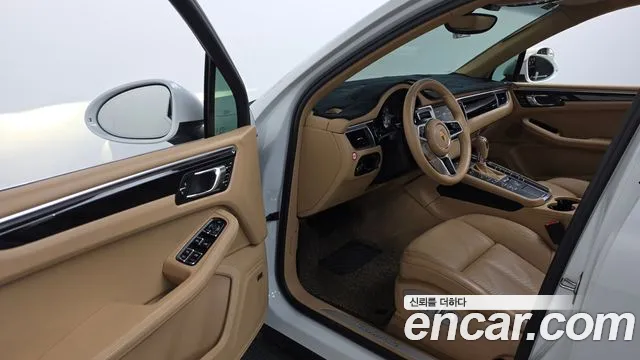 Porsche Macan 2015 thumb 10