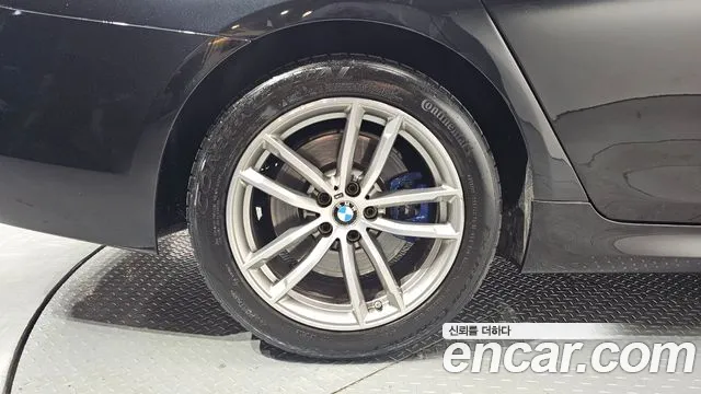 BMW 5-Series 2017 thumb 4