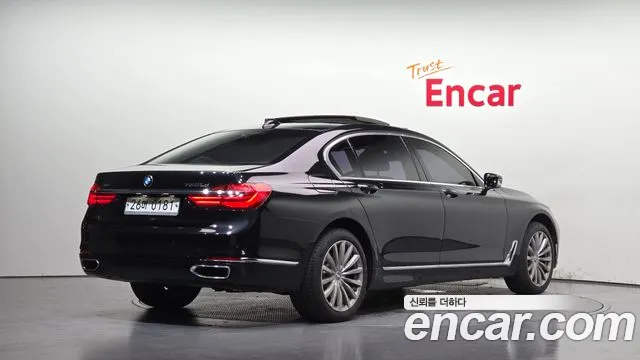 BMW 7-Series 2016 thumb 2