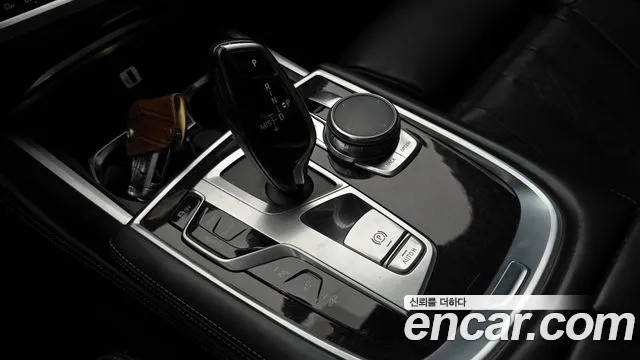 BMW 7-Series 2016 thumb 9