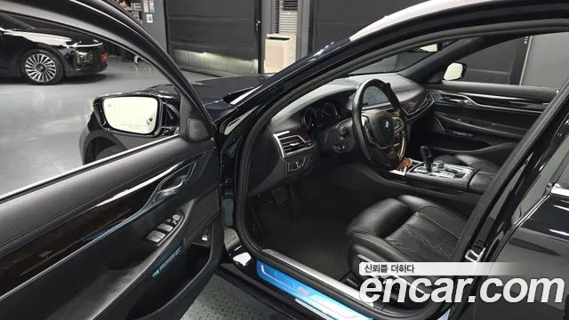 BMW 7-Series 2016 thumb 10