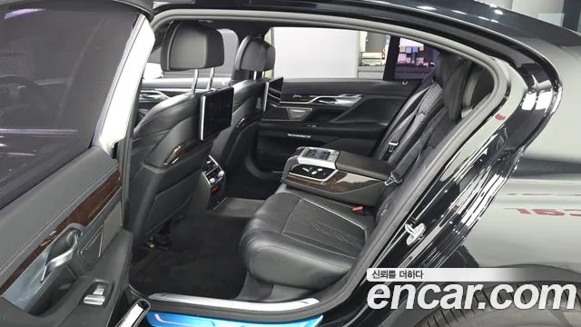 BMW 7-Series 2016 thumb 11