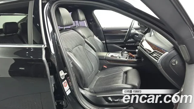 BMW 7-Series 2016 thumb 12