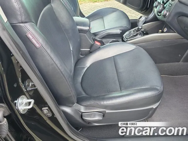 Kia Carens 2010 thumb 10