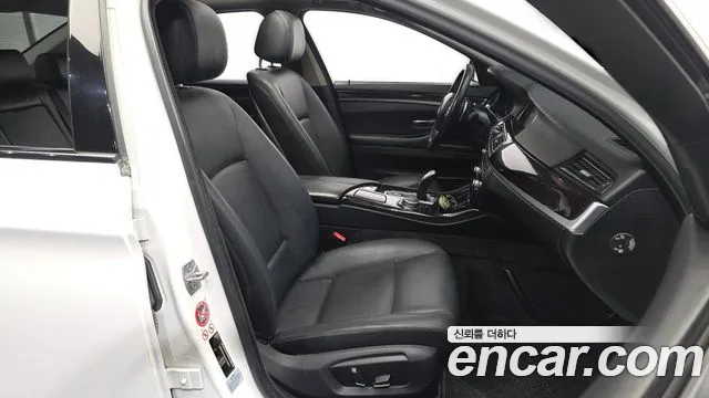 BMW 5-Series 2016 thumb 11