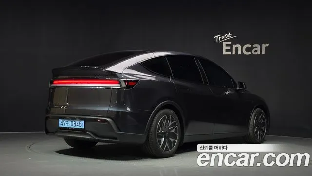 Tesla Model Y 2026 thumb 2