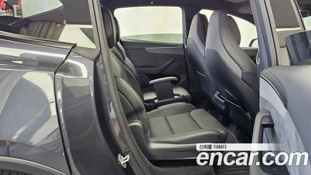 Tesla Model Y 2026 thumb 12