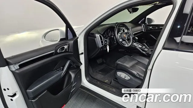 Porsche Cayenne 2017 thumb 10