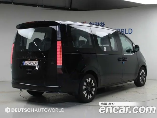 Hyundai Staria 2025 thumb 2
